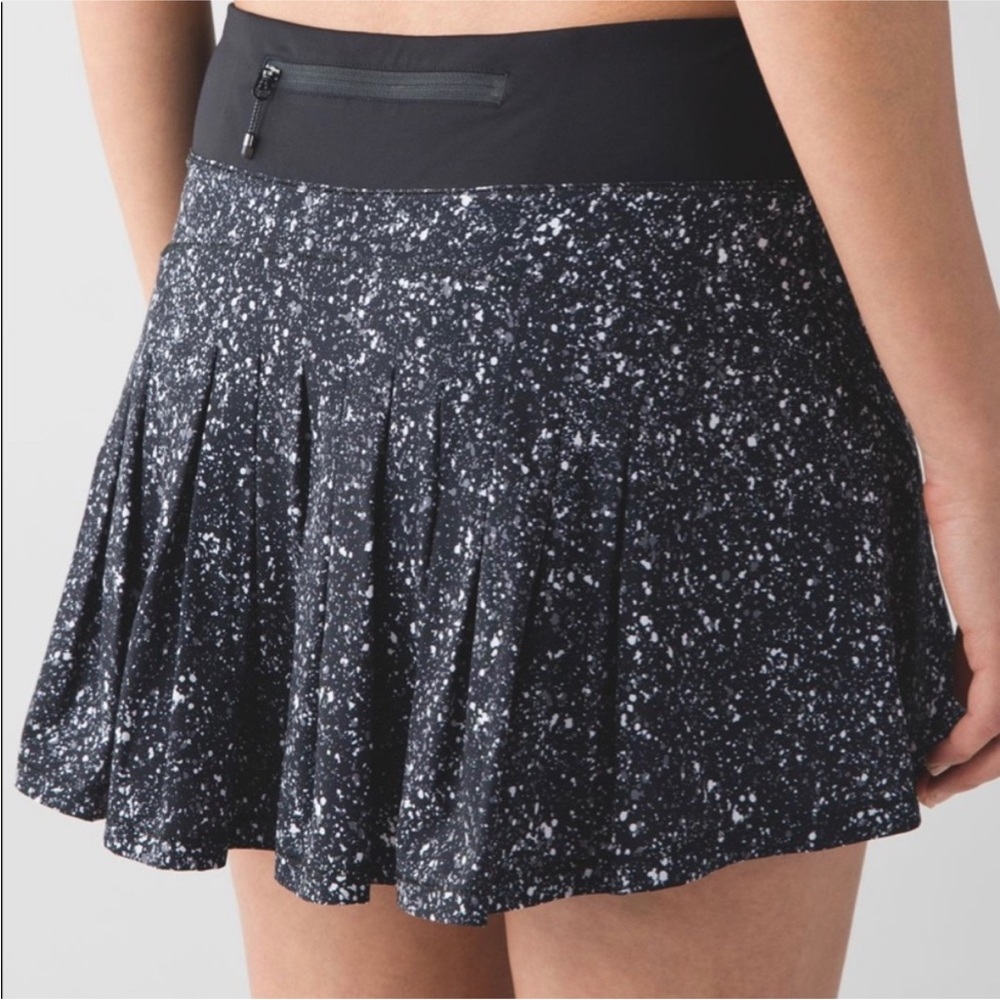 Lululemon circuit breaker skirt Splatter white black/ black size 6